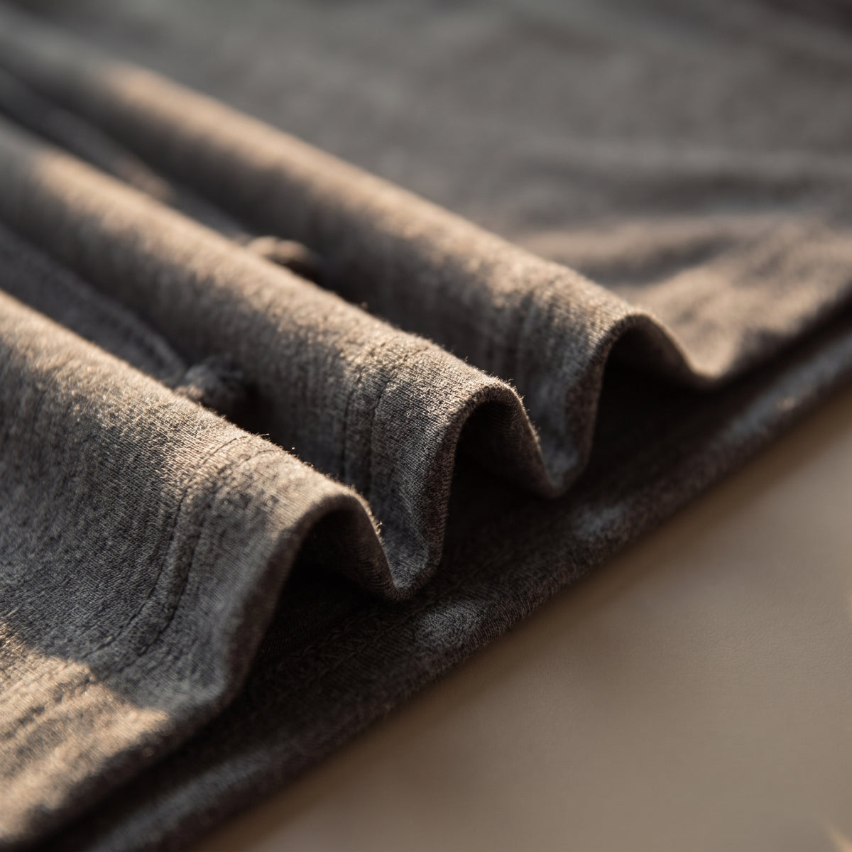 Matière viscose du pyjama homme blanc et gris en gros plan