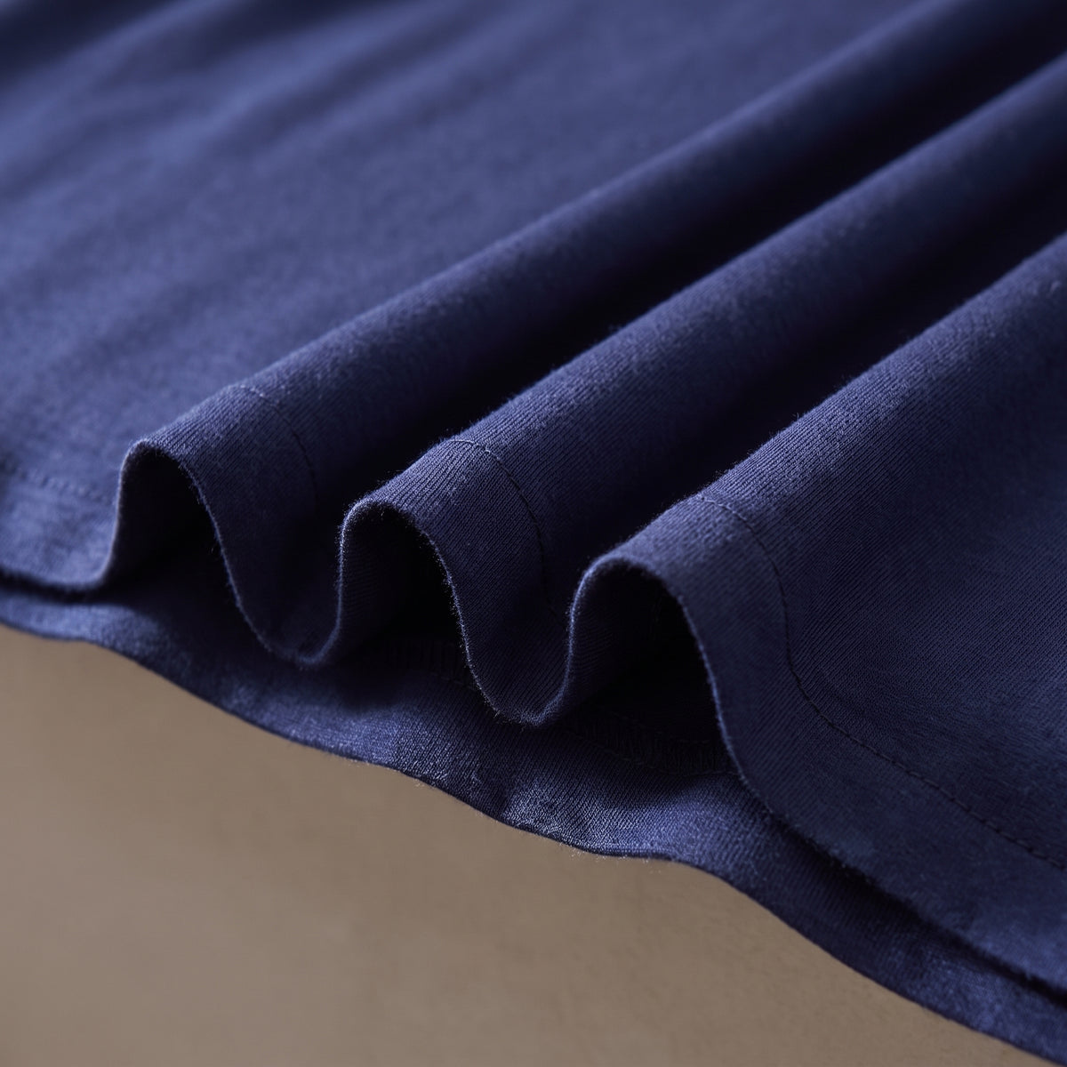 Matière viscose du pyjama homme bleu marine en gros plan