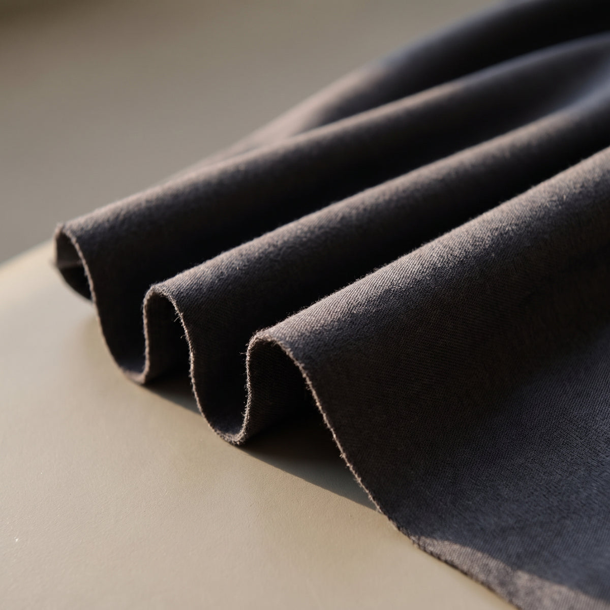 Matière viscose du pyjama homme gris foncé en gros plan