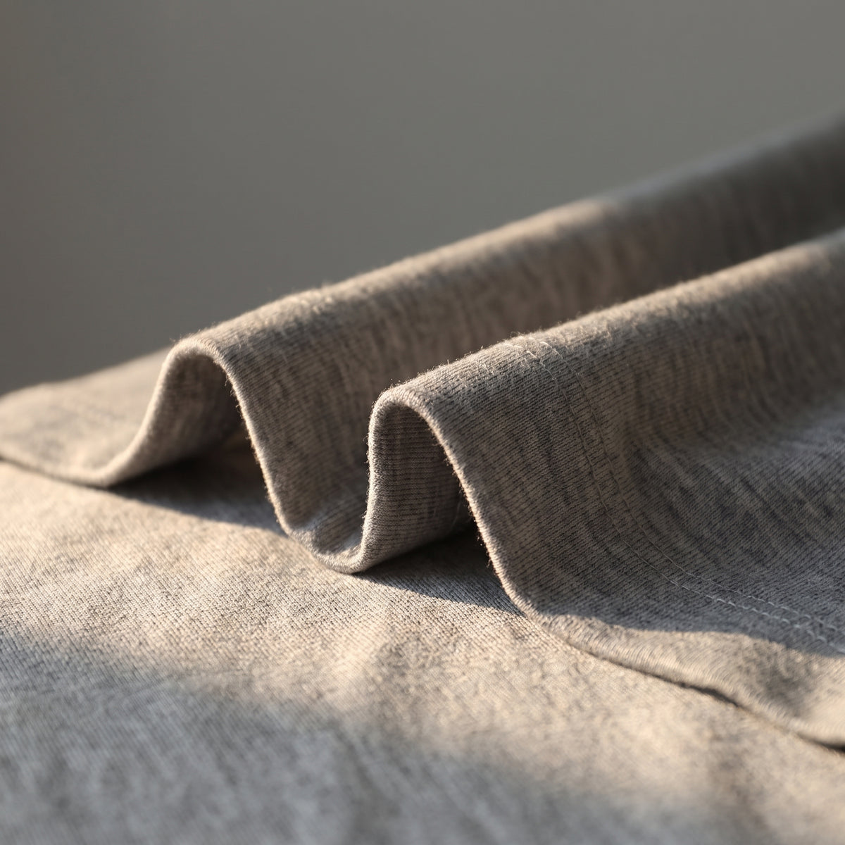 Matière viscose du pyjama homme gris en gros plan