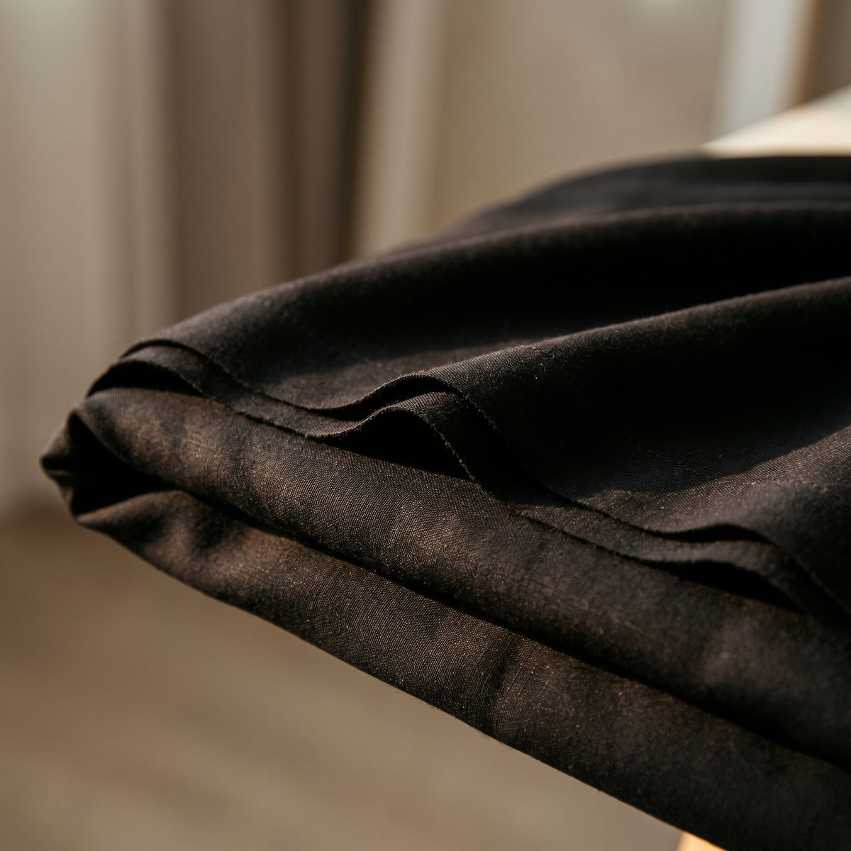 Matière viscose du pyjama homme noir en gros plan