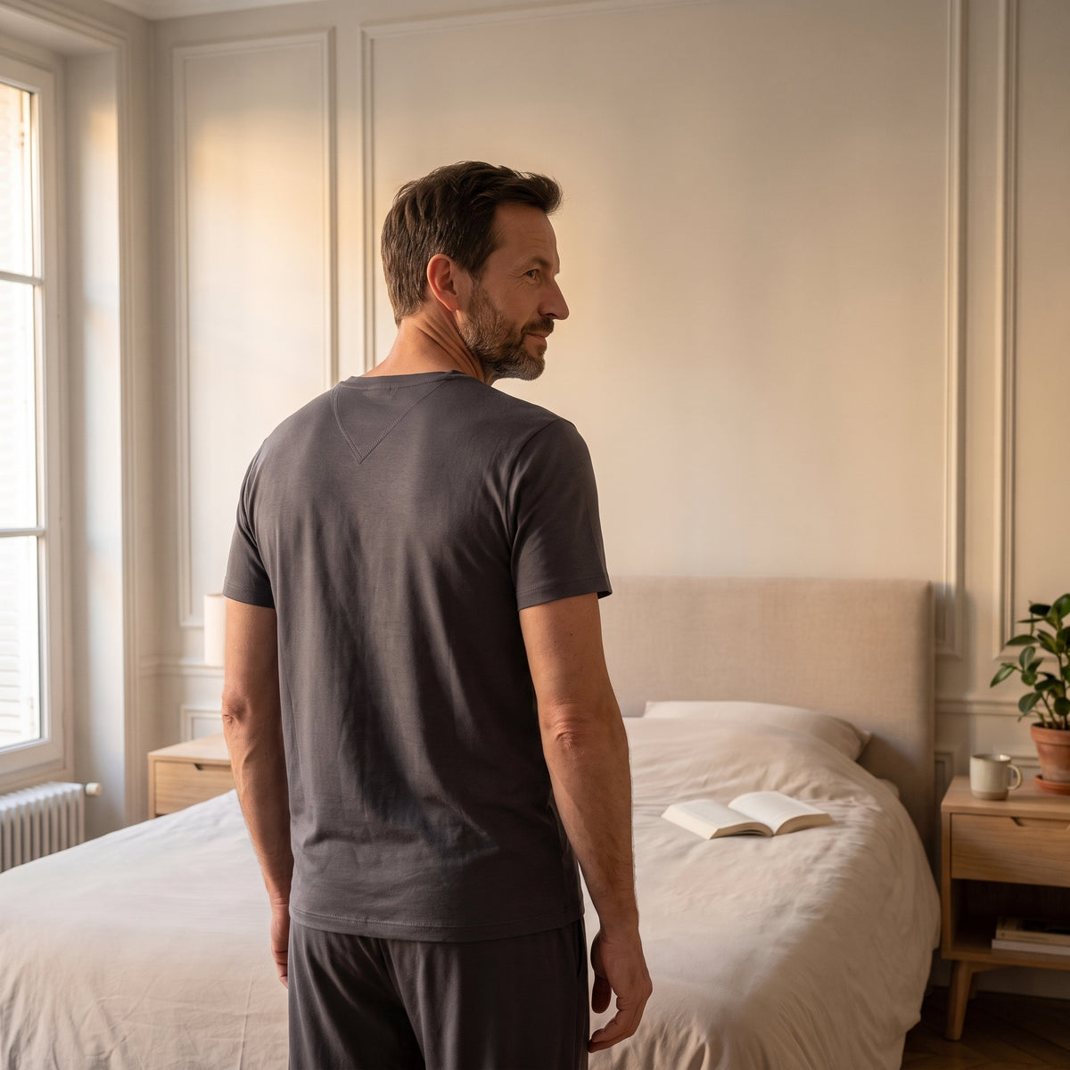 Pyjama homme gris foncé porté dans la chambre
