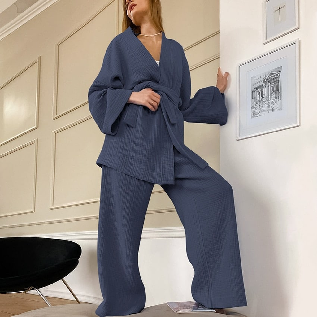 Pyjama kimono gris foncé à reflets bleu ardoise, porté devant un mur beige