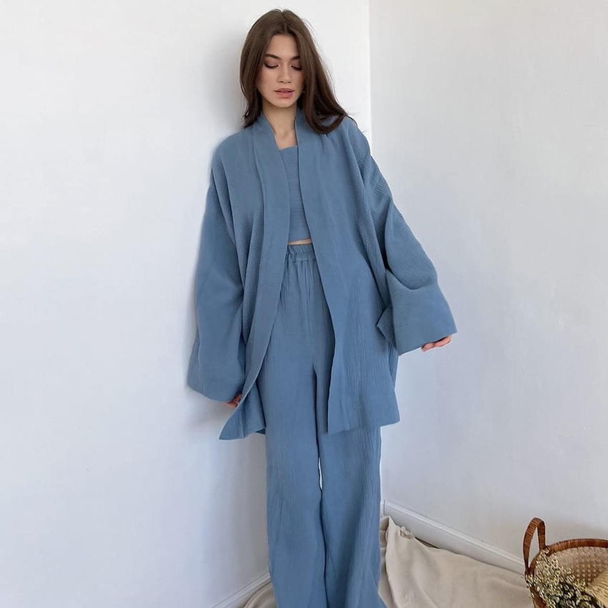 Pyjama kimono bleu denim porté debout, veste ouverte aux manches larges et pantalon large à taille élastique