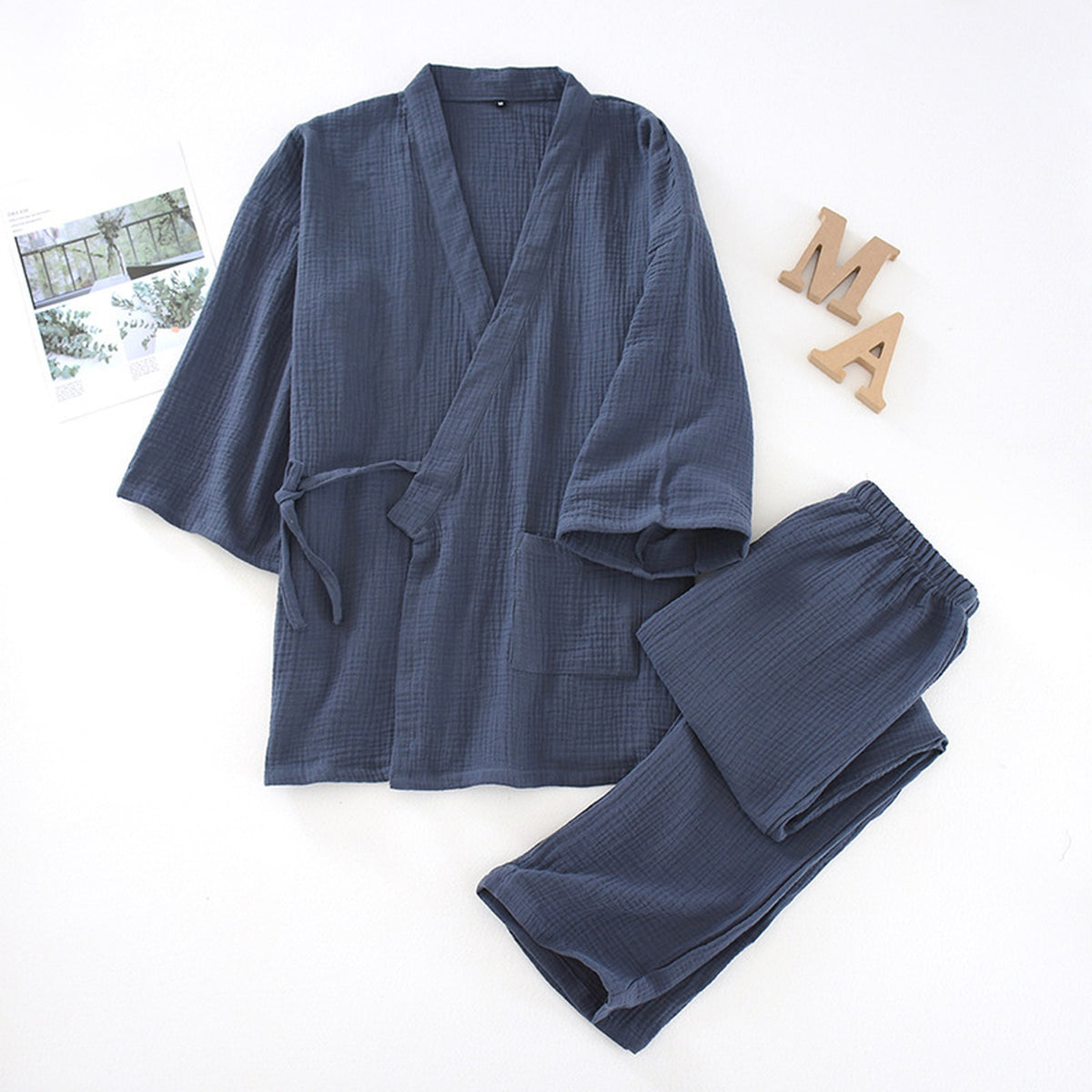 Haut kimono bleu en gaze de coton, cordon noué sur le côté, poche plaquée et pantalon assorti
