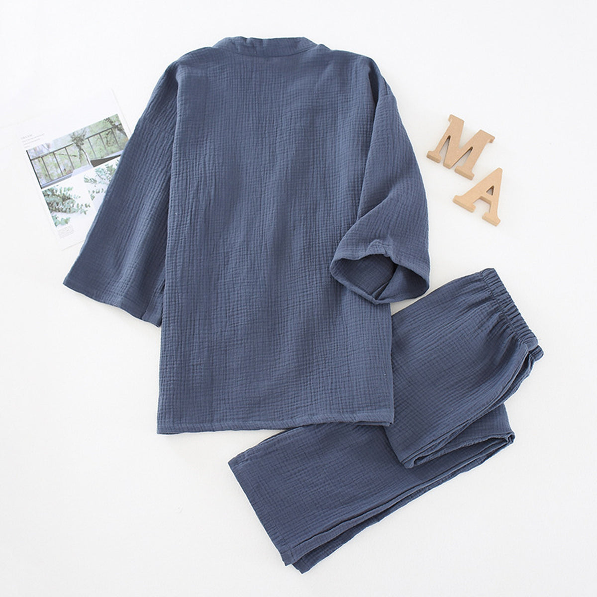 Dos du haut kimono bleu en gaze de coton et pantalon à taille élastiquée