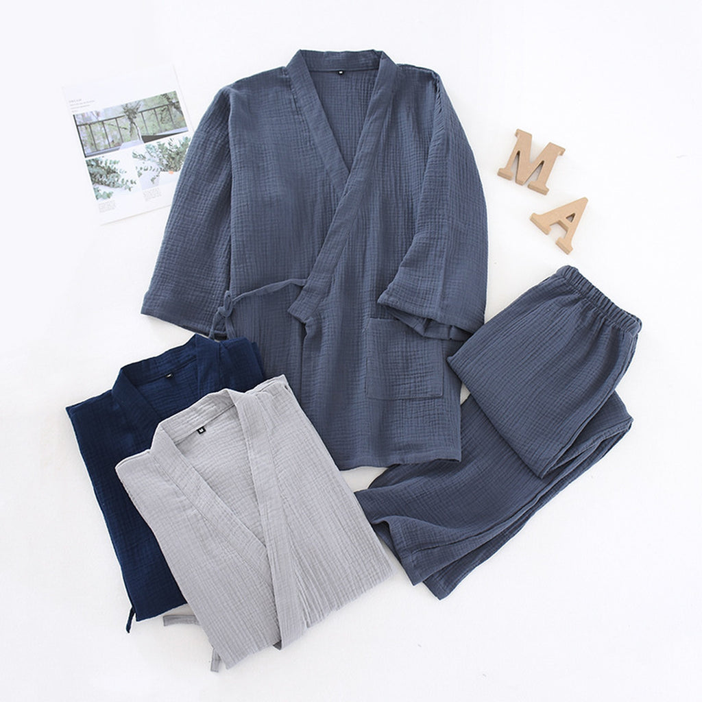 Pyjama kimono homme bleu en gaze de coton posé sur les ensembles gris clair et bleu marine