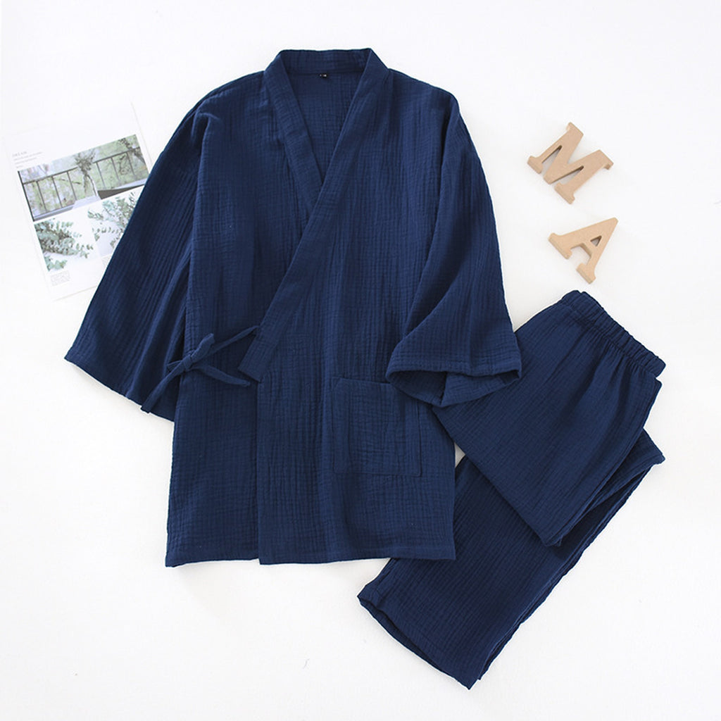 Pyjama homme kimono en gaze de coton bleu marine, haut croisé et pantalon, posés à plat