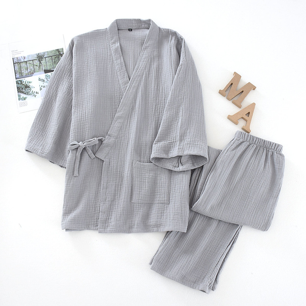 Haut kimono gris clair en gaze de coton, cordon noué sur le côté, poche plaquée et pantalon assorti