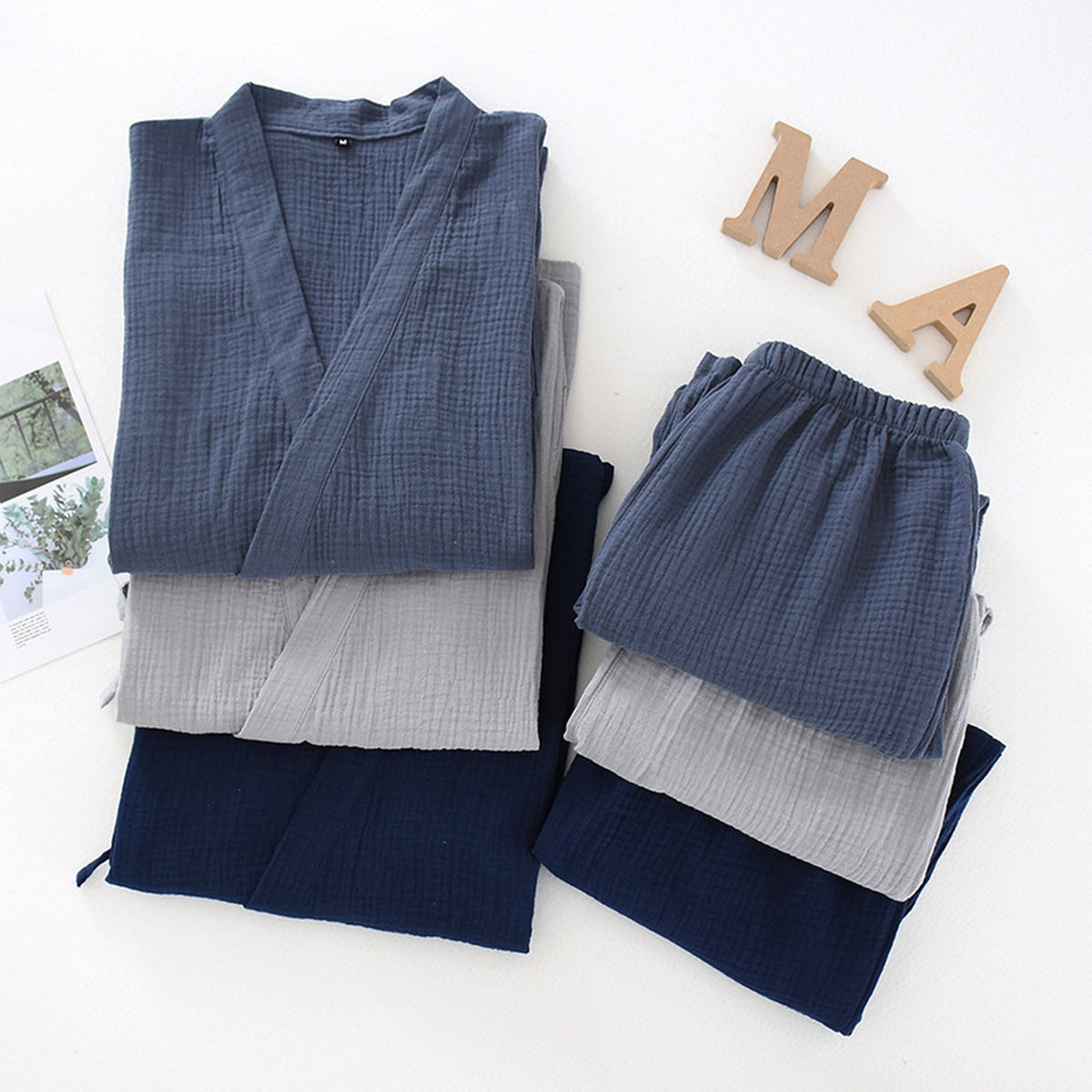 Les trois coloris du pyjama kimono en gaze de coton pour homme : bleu, gris et bleu marine