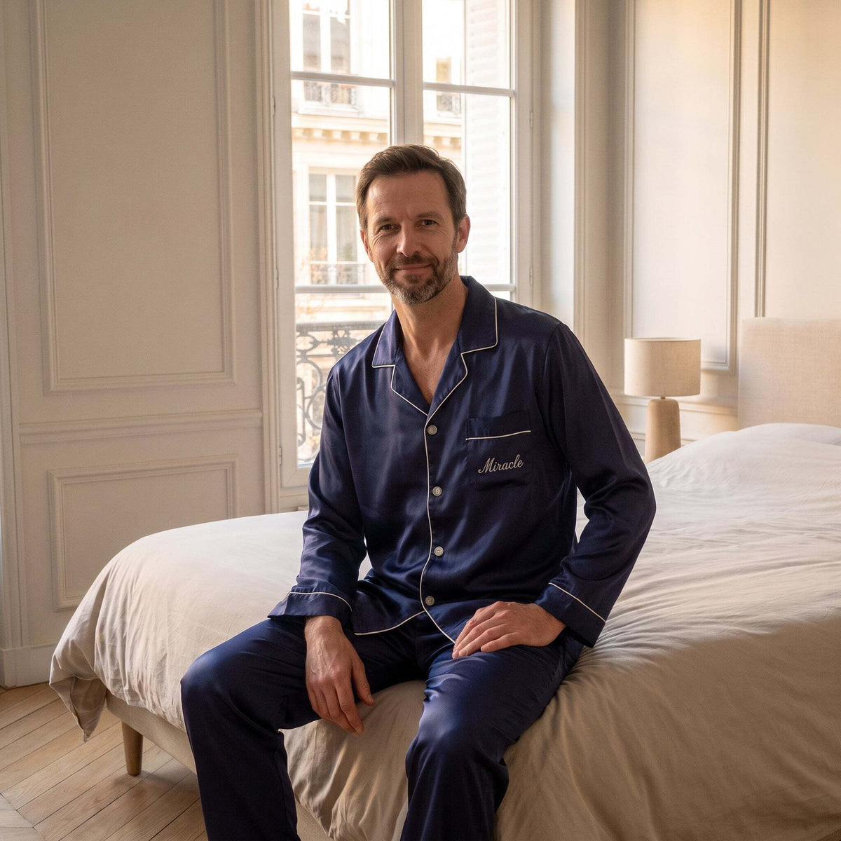 Pyjama homme Miracle bleu porté assis dans une chambre Image