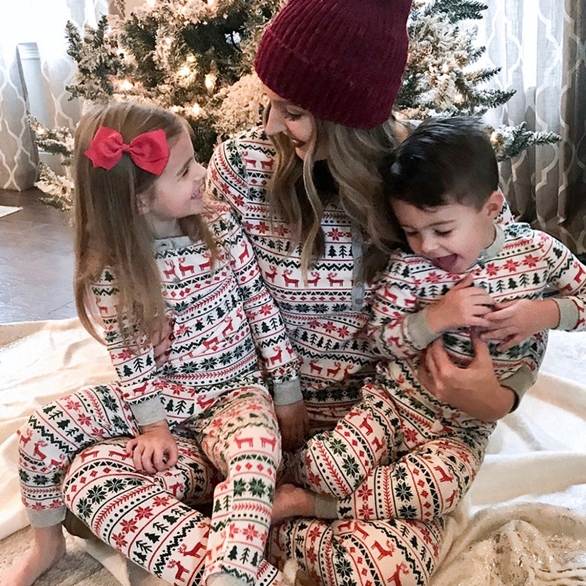 Mère, enfants et bébé en pyjamas de Noël familiaux blancs assortis Image