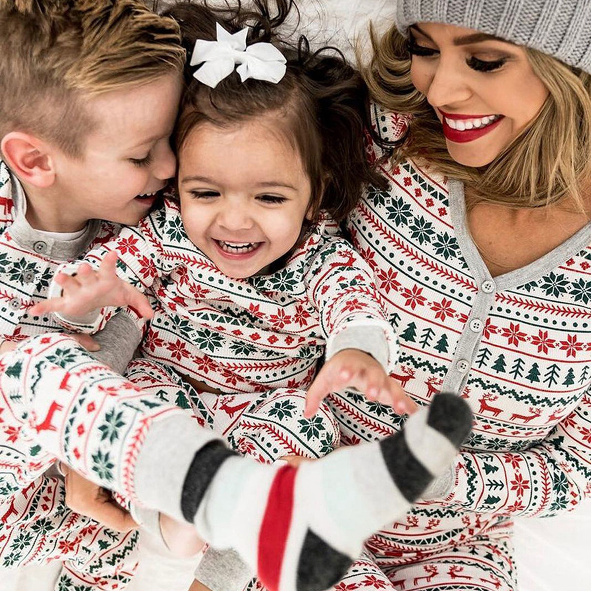 Mère et enfants réunis dans leurs pyjamas de Noël à motif nordique Image
