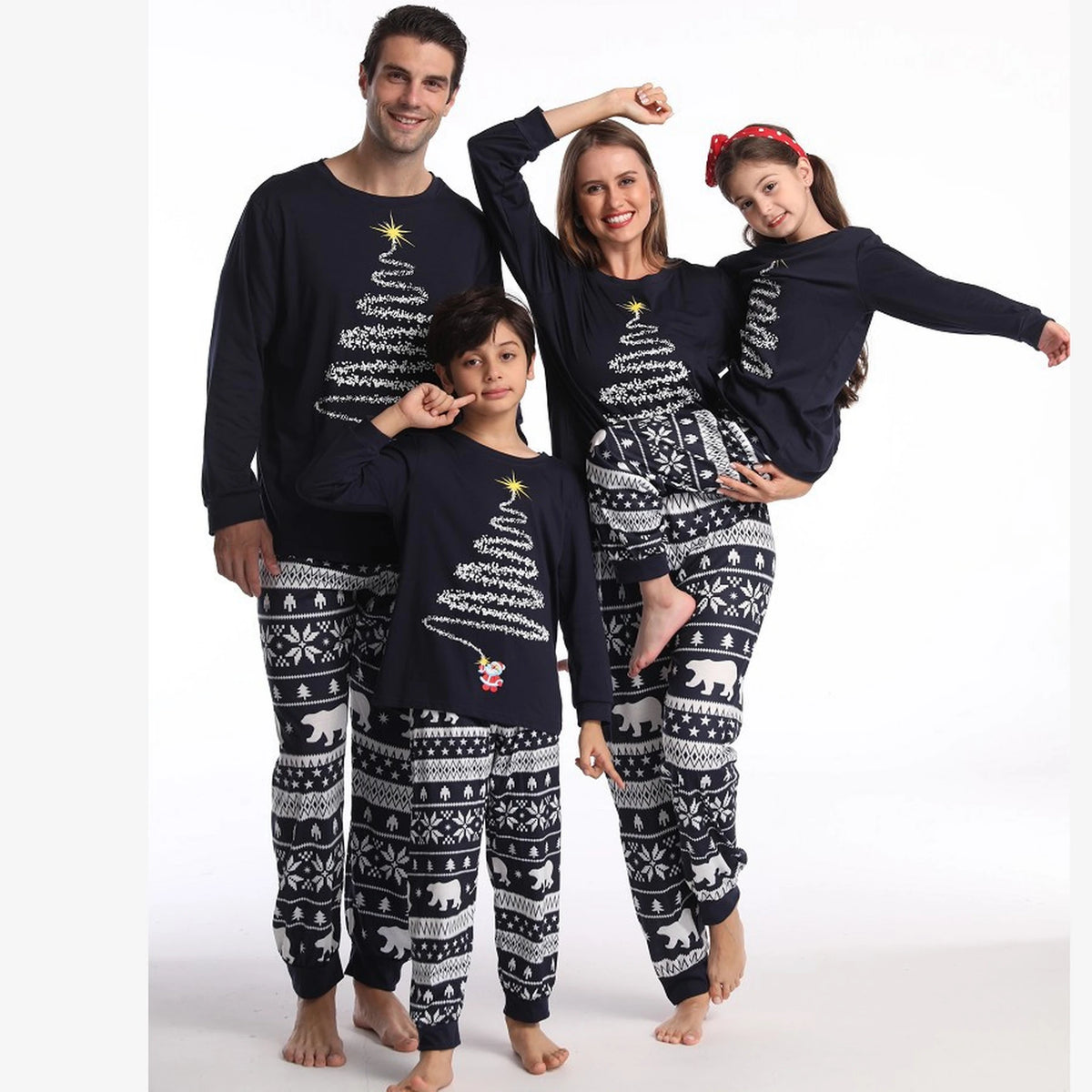 Famille portant le pyjama de Noël bleu marine à motif sapin