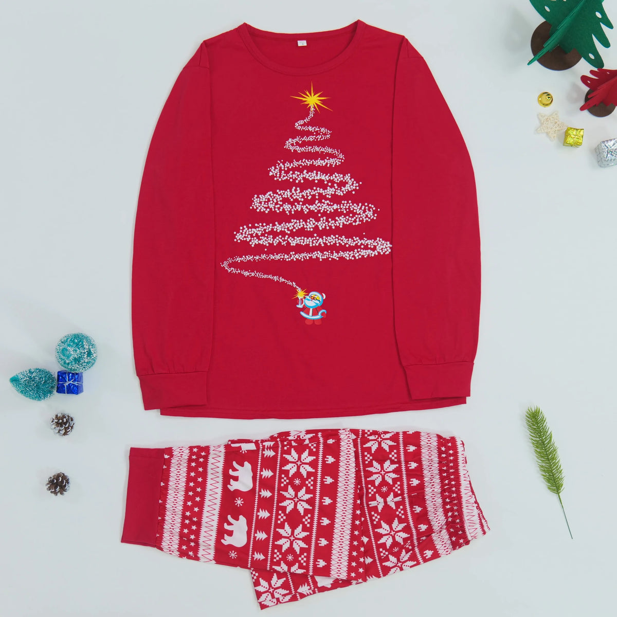 Packshot du pyjama de Noël adulte homme rouge à motif sapin