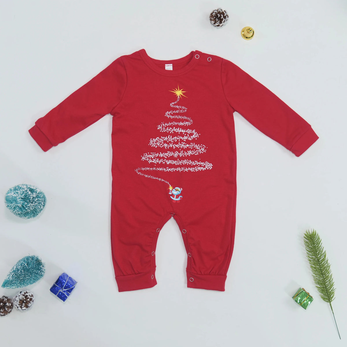 Grenouillère bébé rouge du pyjama de Noël famille à motif sapin