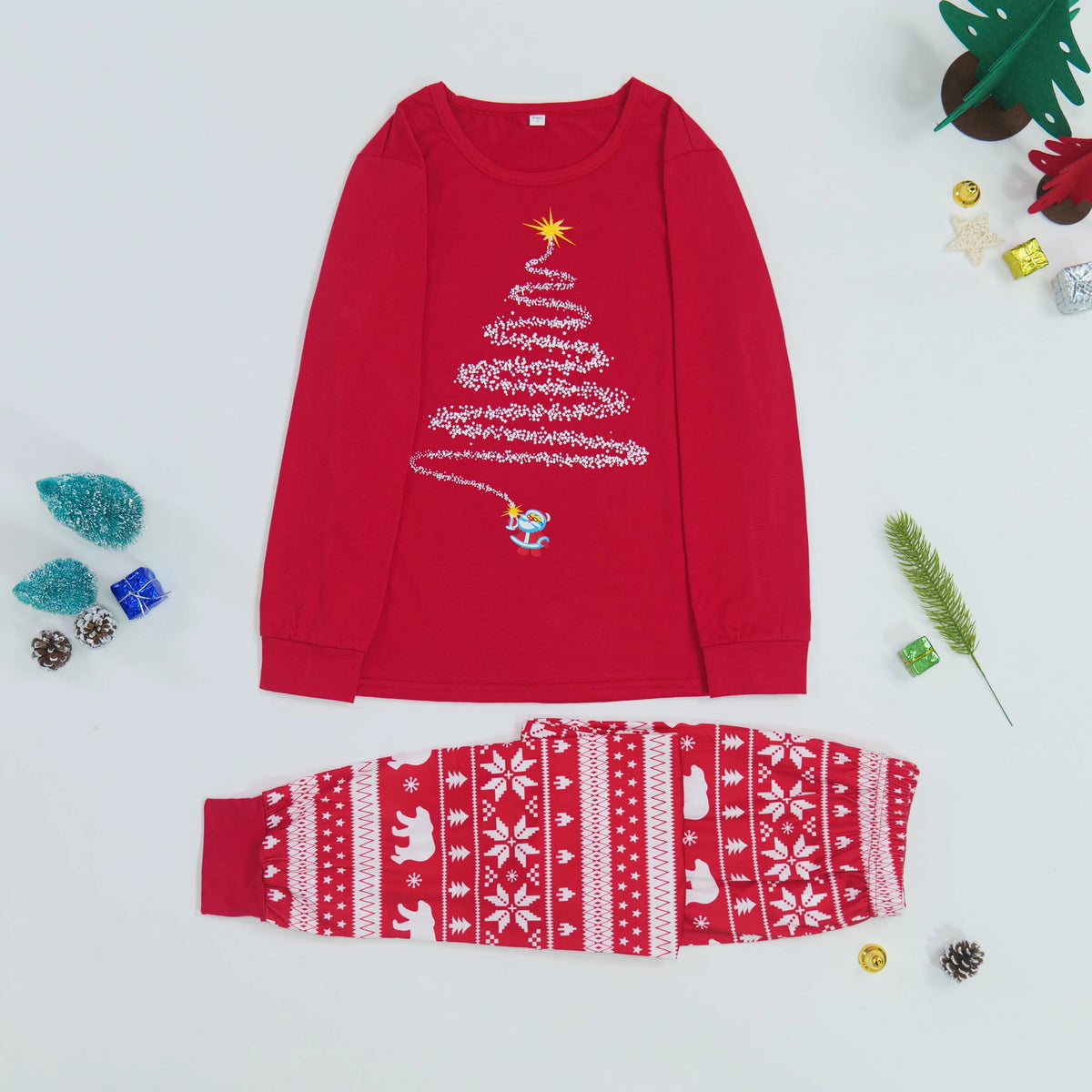Packshot du pyjama de Noël enfant rouge à motif sapin