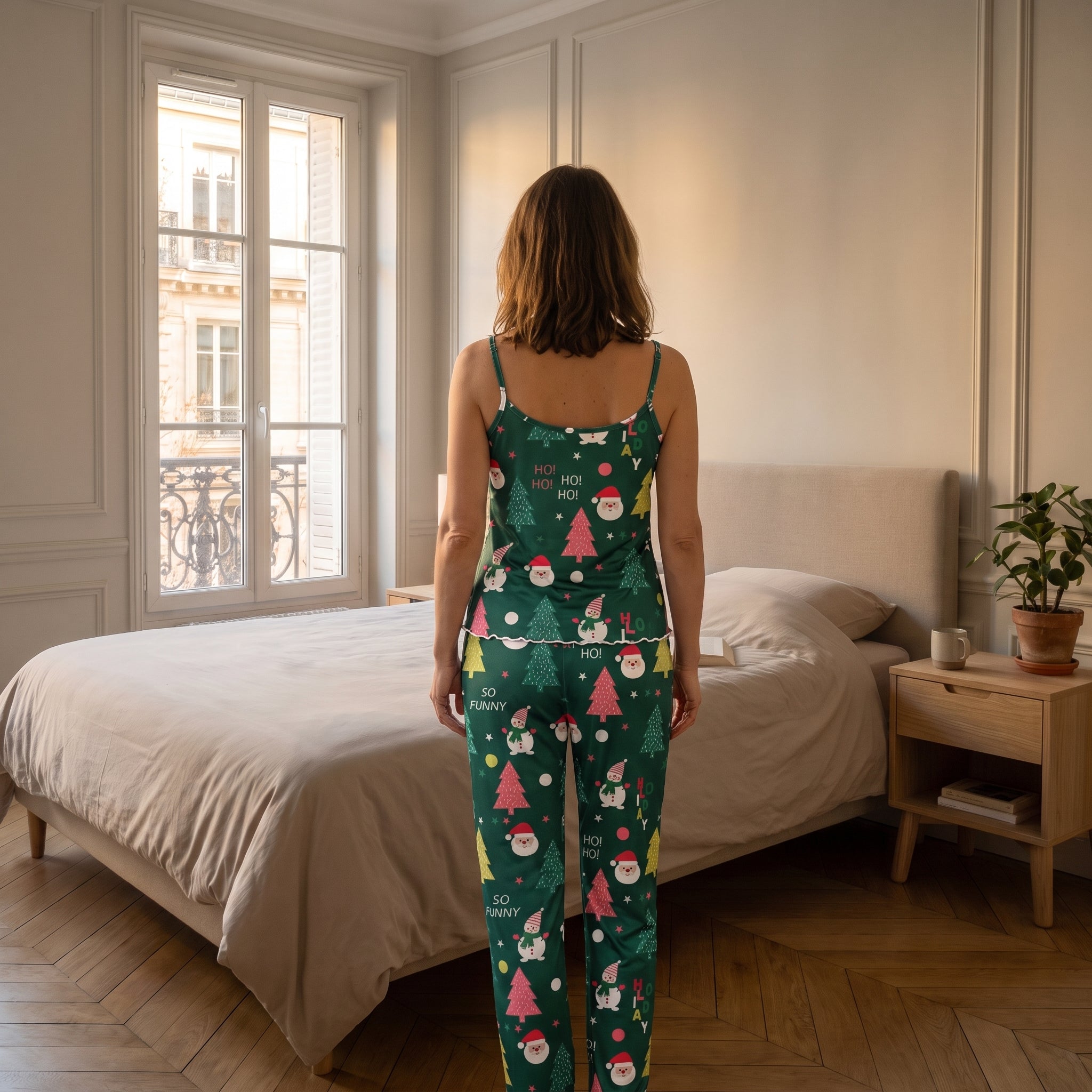 Dos du pyjama de Noël femme à bretelles vert dans une chambre Image
