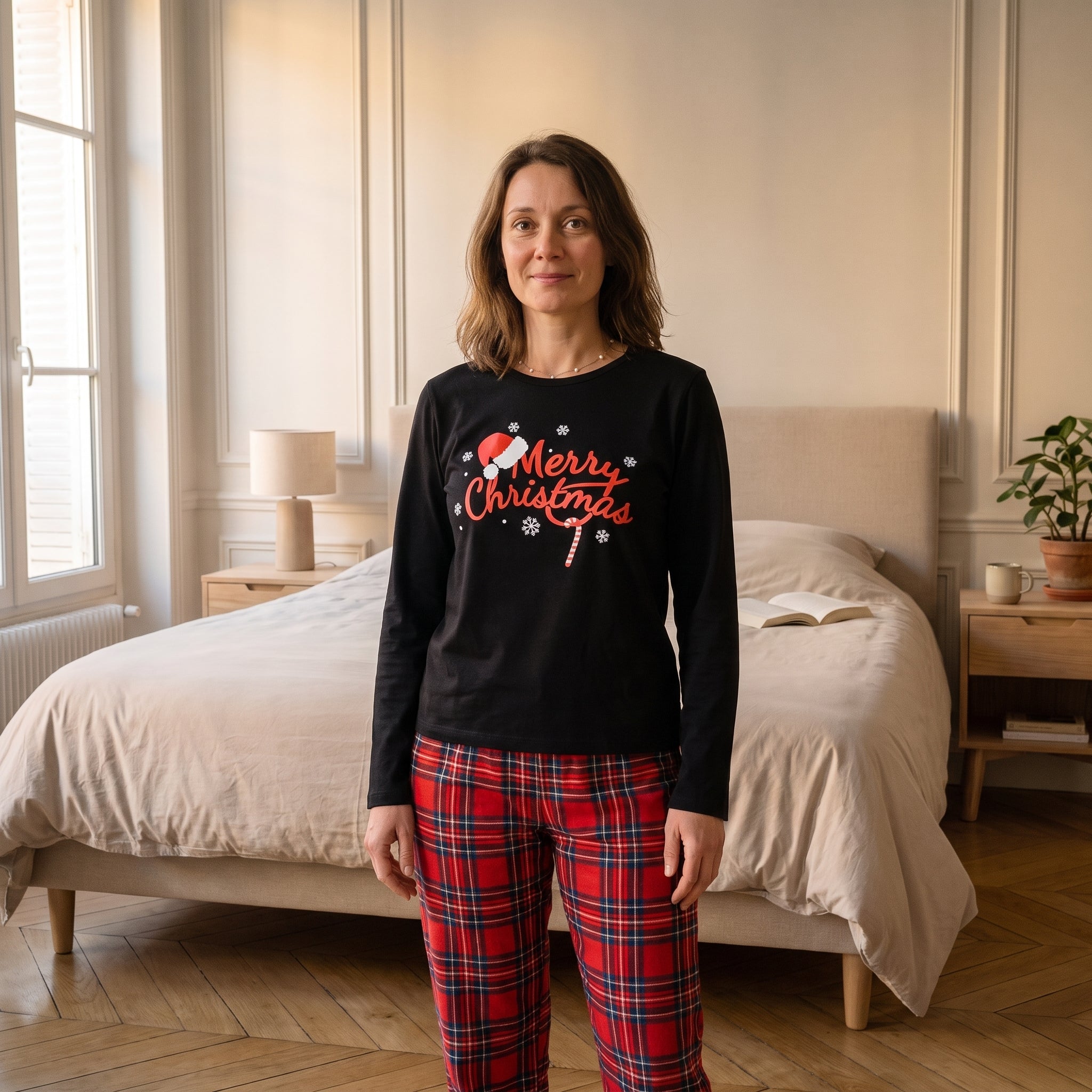 Pyjama de Noël femme Merry Christmas porté dans une chambre Image
