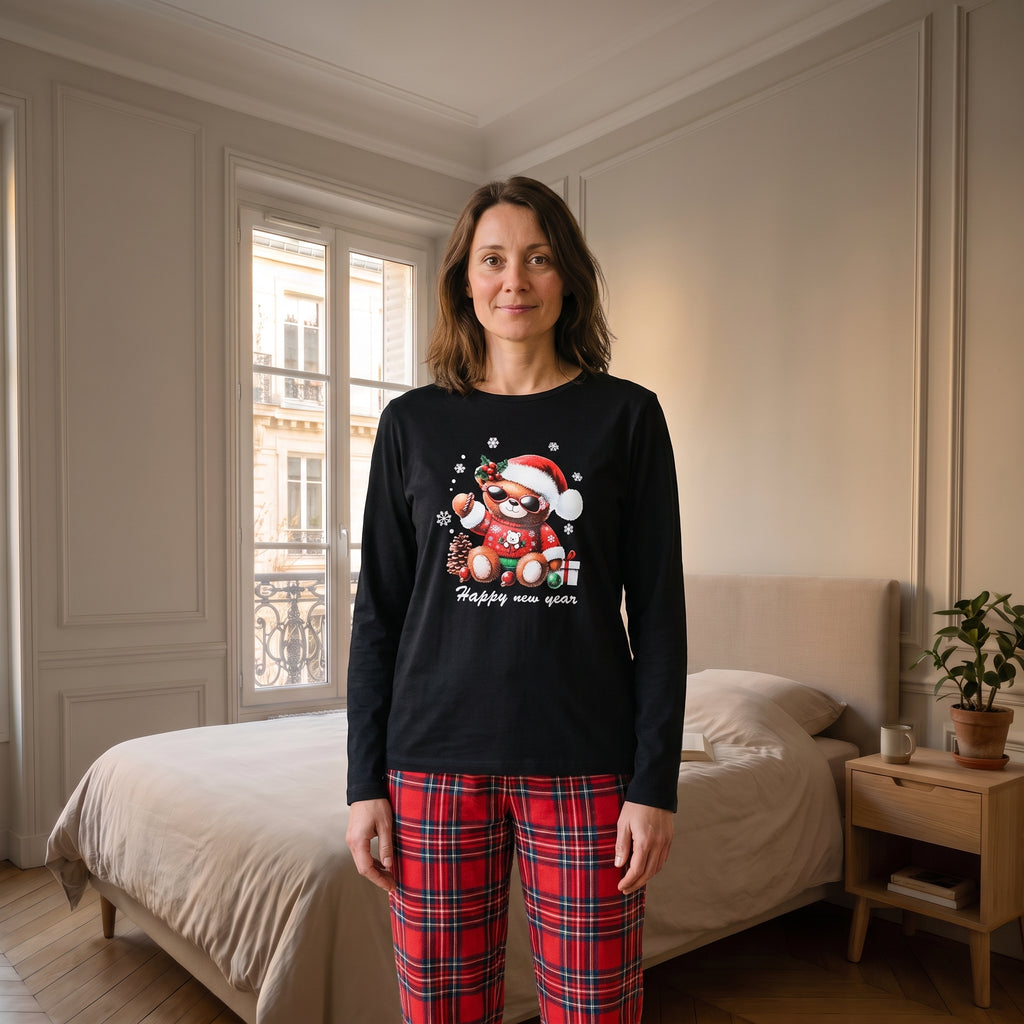 Pyjama de Noël femme à l’ourson à lunettes porté dans une chambre