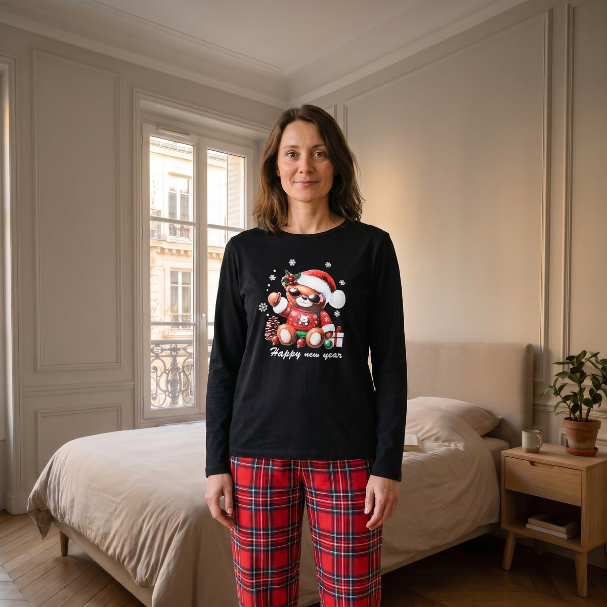 Pyjama de Noël femme à l’ourson à lunettes porté dans une chambre