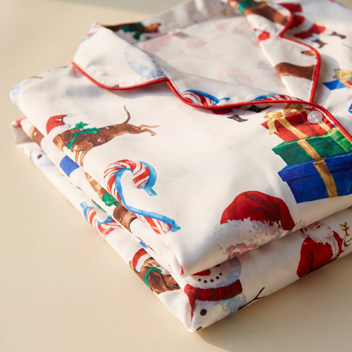 Gros plan sur le tissu du pyjama de Noël à cadeaux et personnages Image