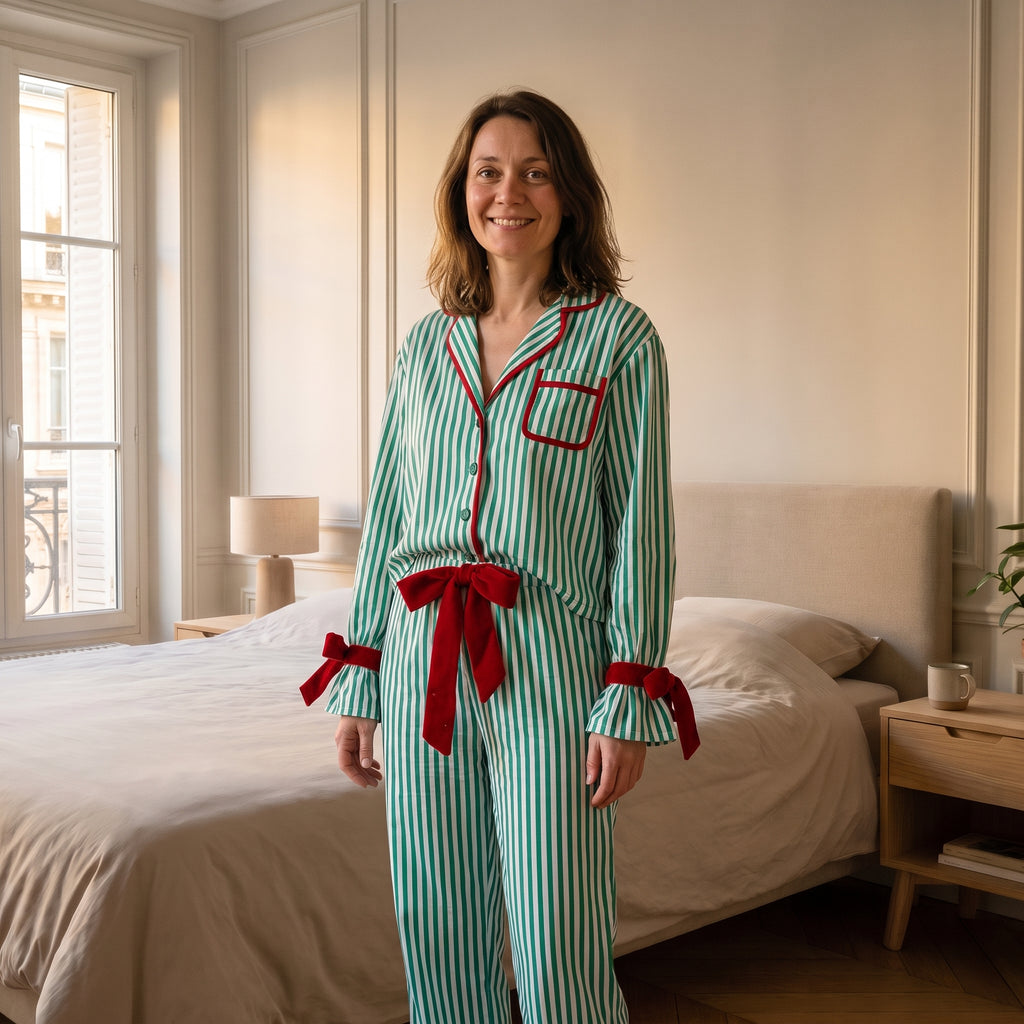 Pyjama de Noël femme vert d’eau rayé porté avec rubans noués aux poignets