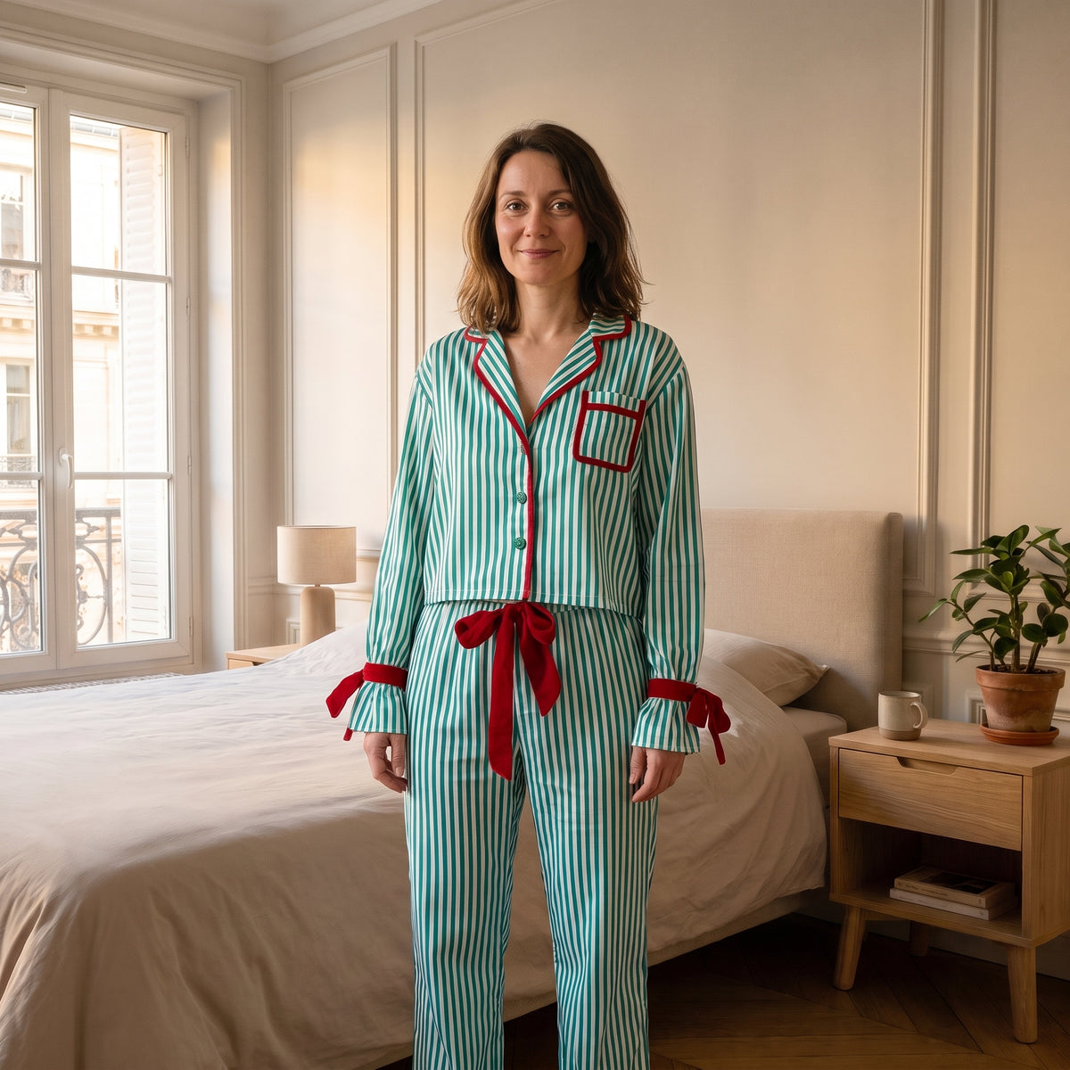 Pyjama de Noël femme vert d’eau rayé porté dans une chambre