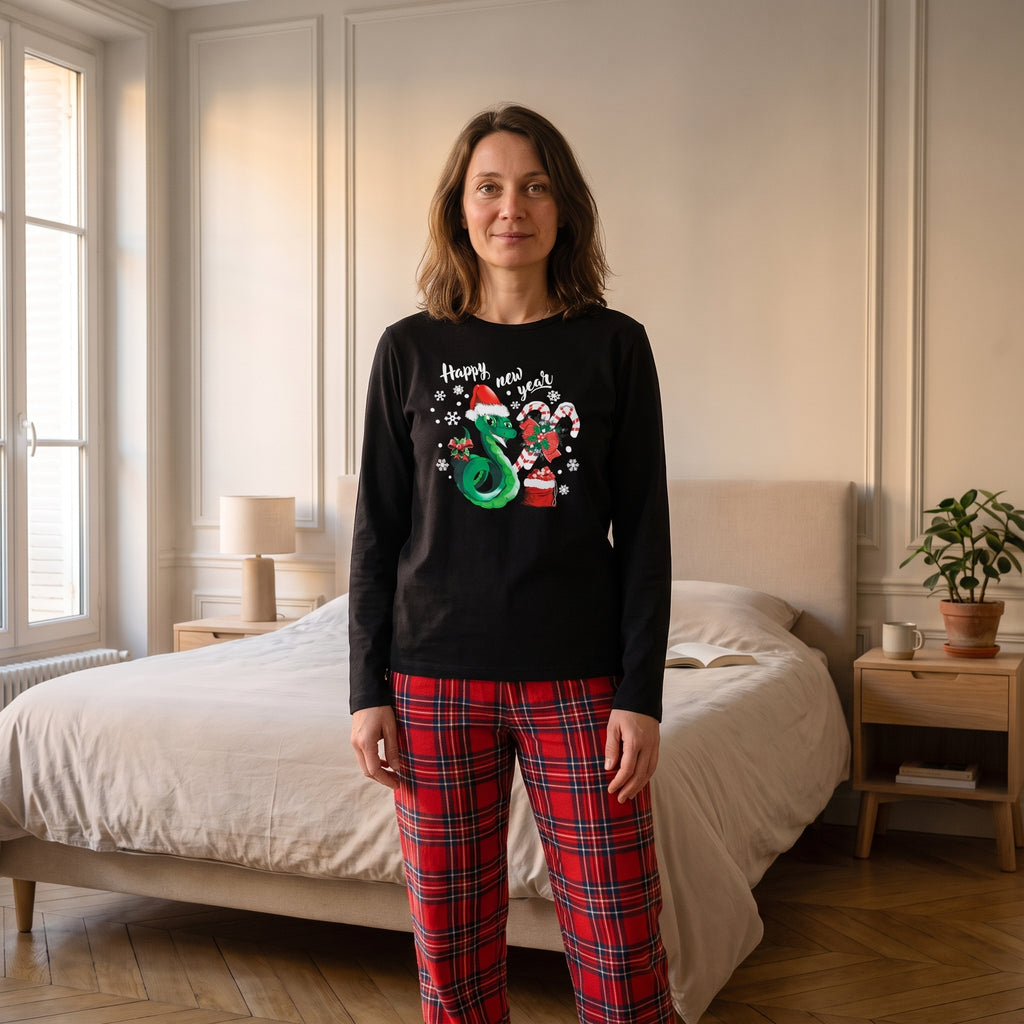 Pyjama de Noël femme au serpent festif porté dans une chambre