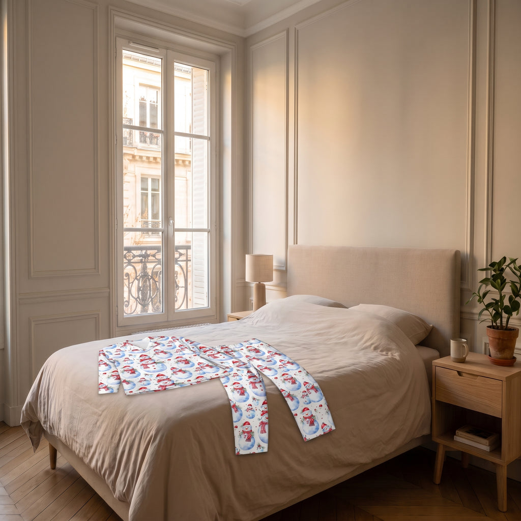 Pyjama de Noël homme à bonhomme de neige posé sur un lit