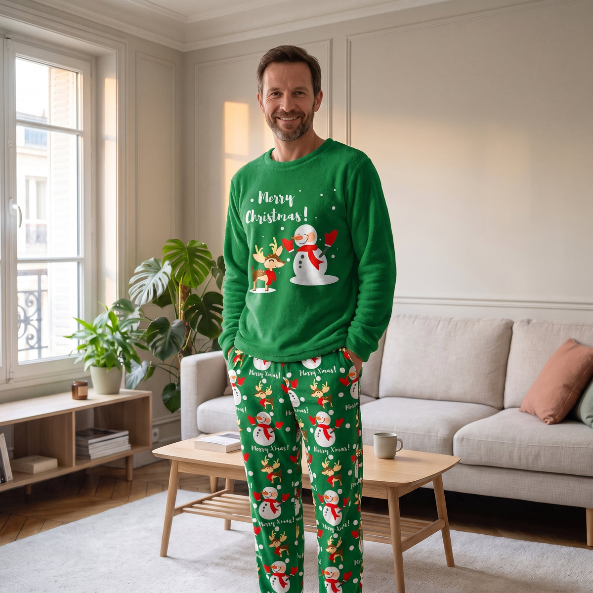 Pyjama de Noël homme vert porté debout dans le salon, mains dans les poches Image