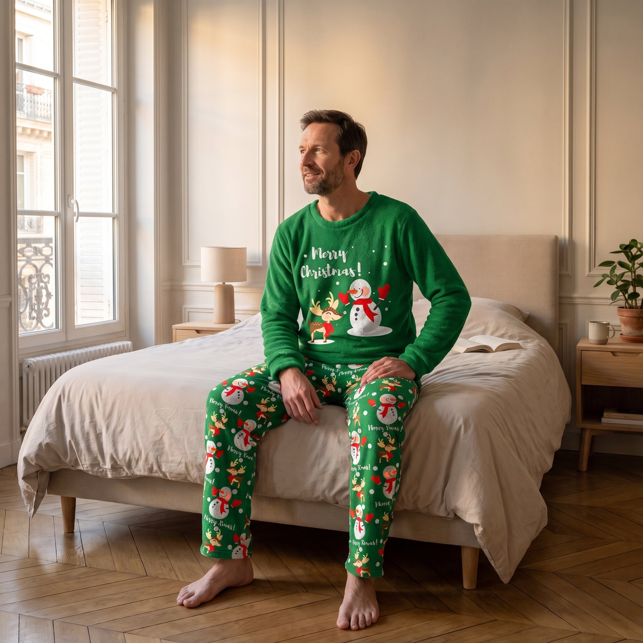 Pyjama de Noël homme vert porté assis au bord du lit Image
