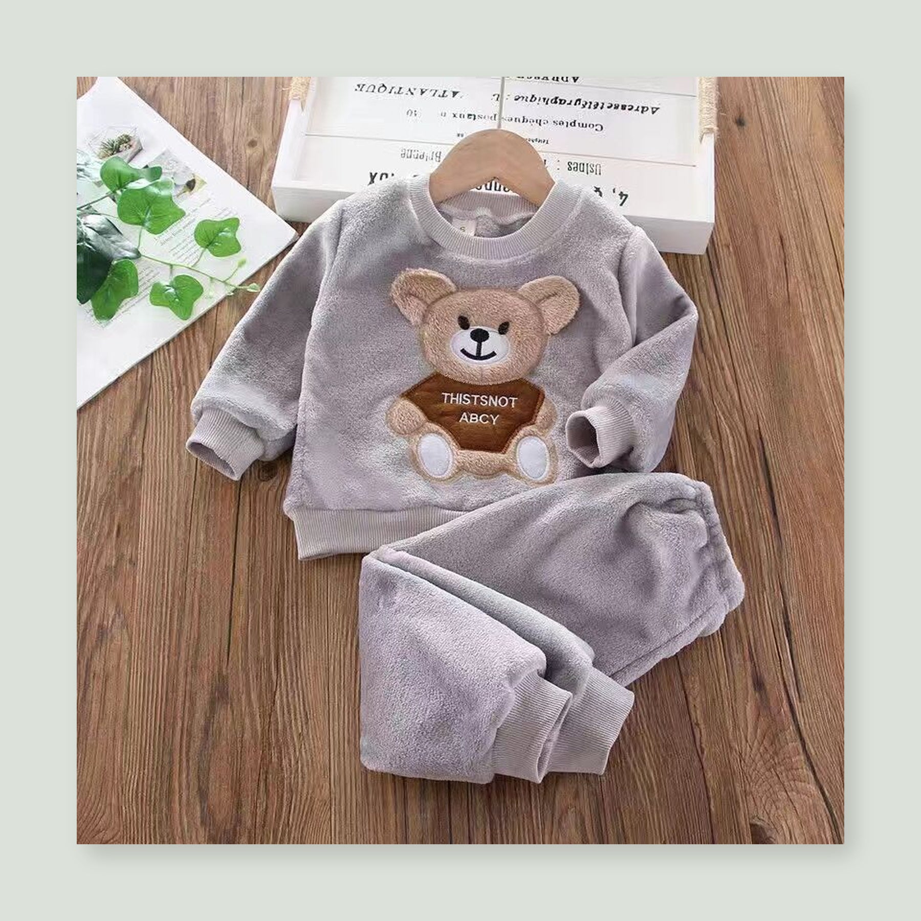 Vue complète des deux pièces du pyjama bébé gris avec ourson Image