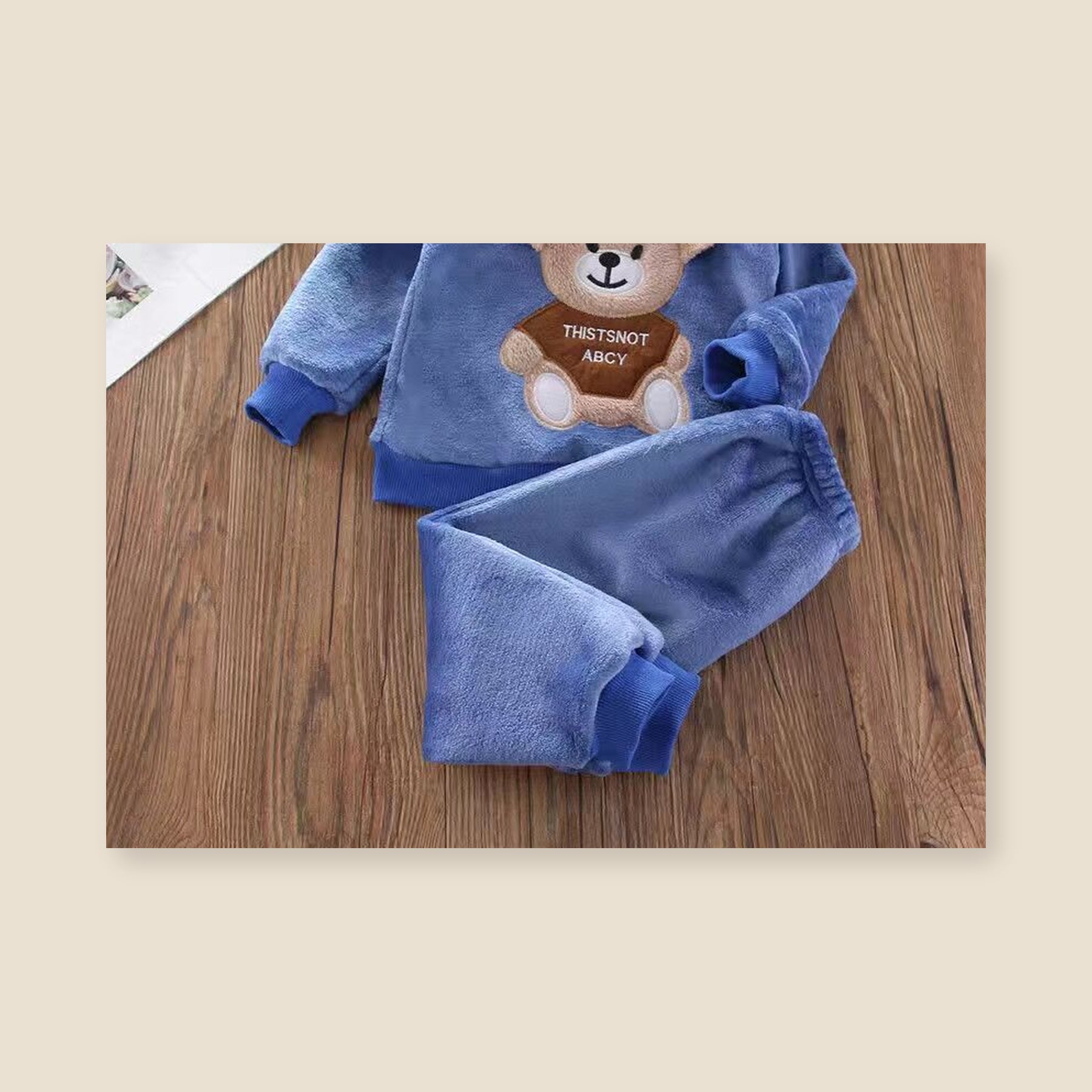 Détail des poignets et chevilles resserrés du pyjama bébé bleu Image