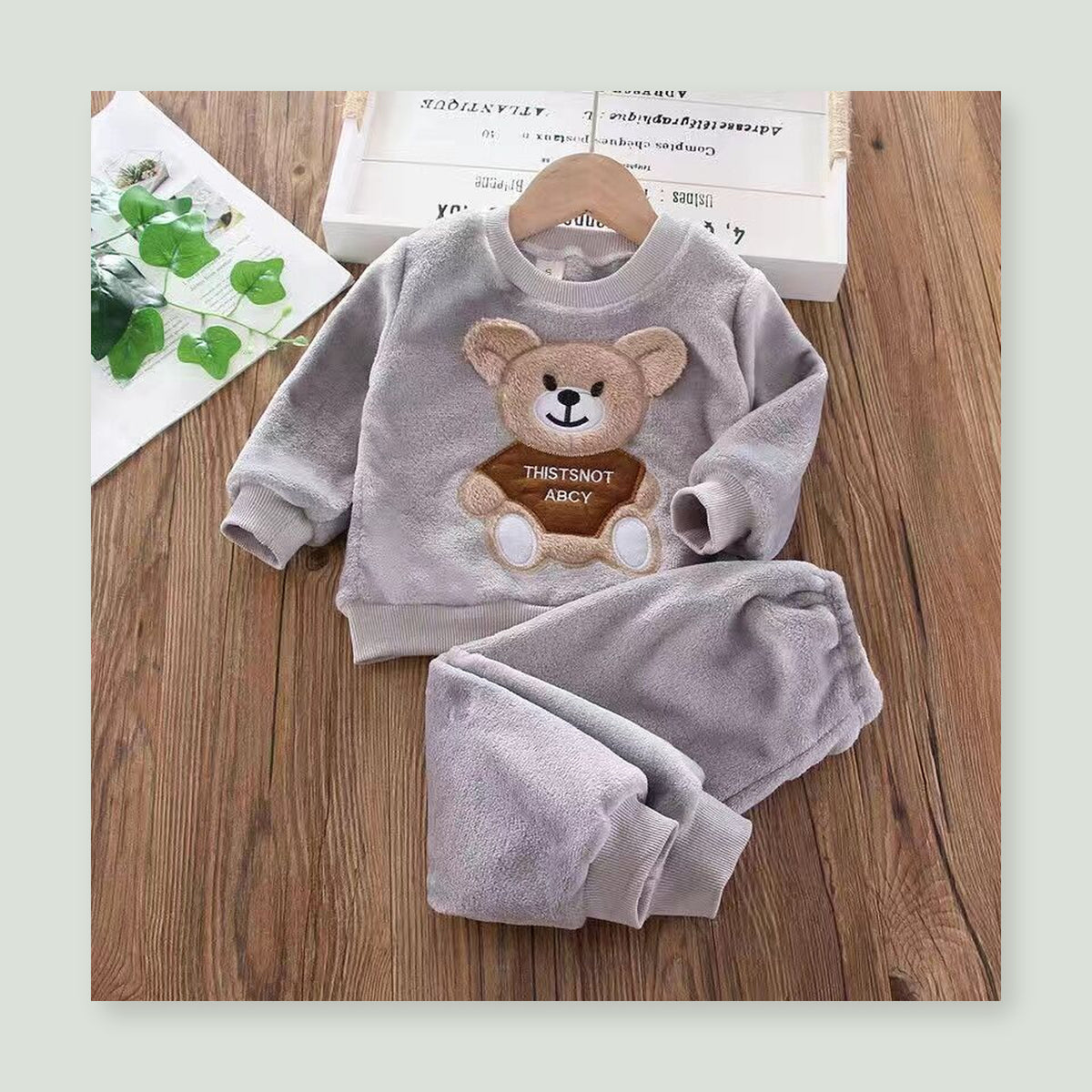 Ensemble pyjama bébé gris avec grand ourson appliqué sur le haut