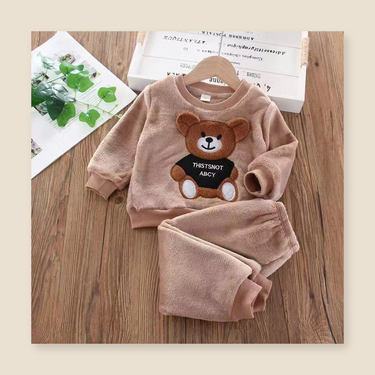 Ensemble pyjama bébé marron avec grand ourson appliqué sur le haut