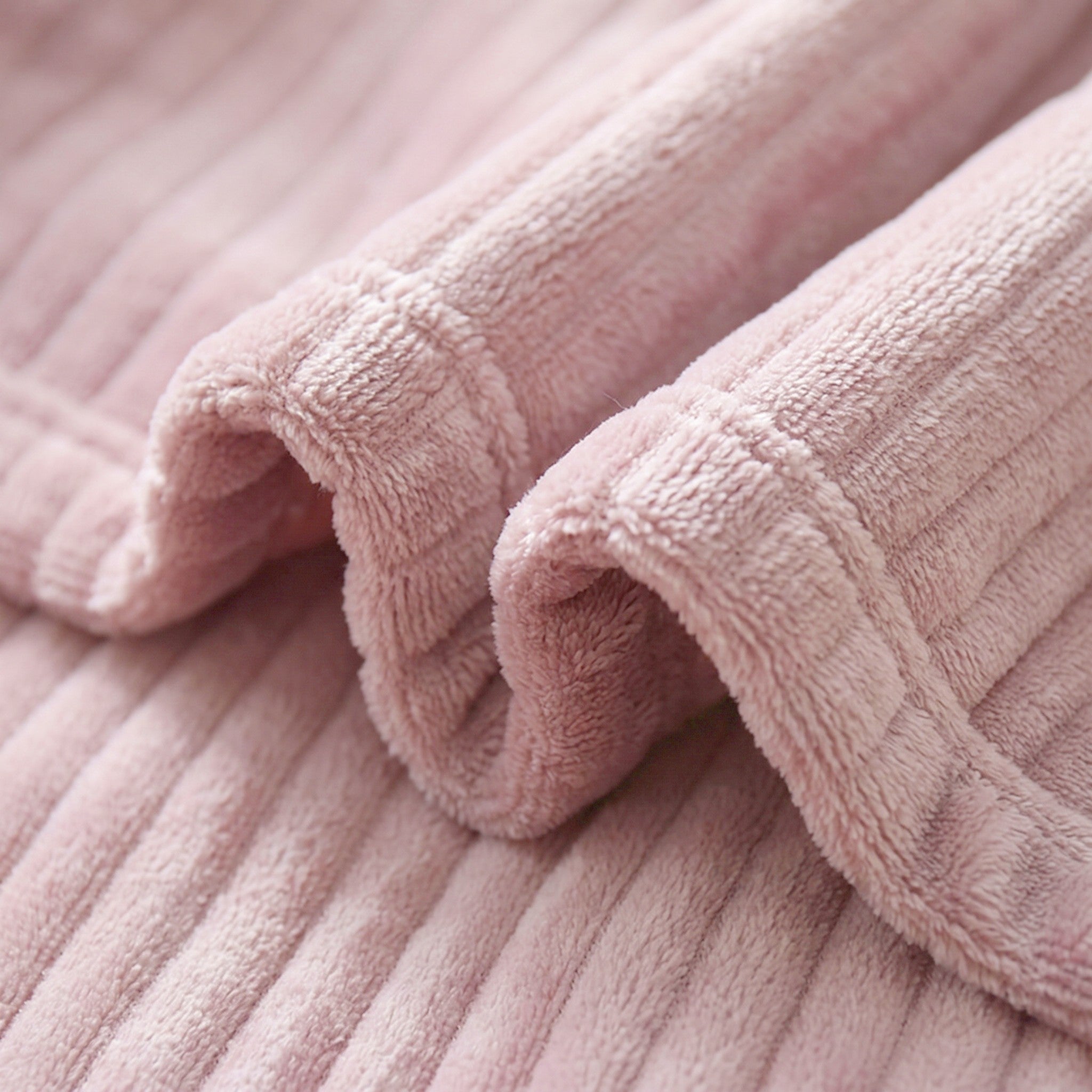 Peluche rose à côtes verticales, repliée en gros plis Image