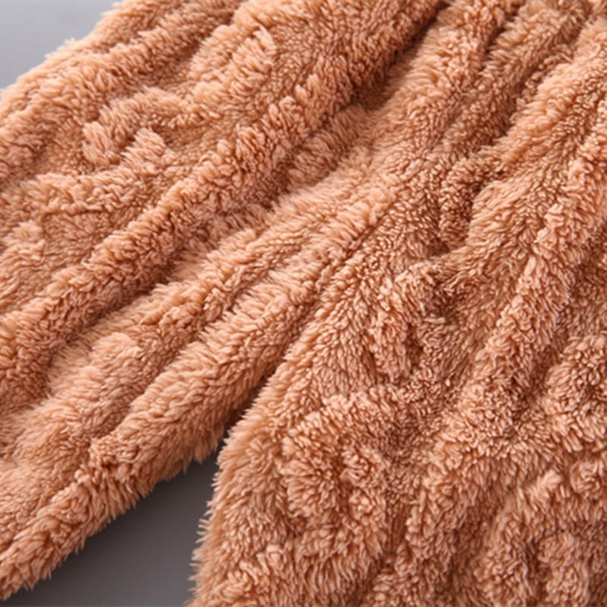 Détail du relief torsadé du pyjama bébé marron Image