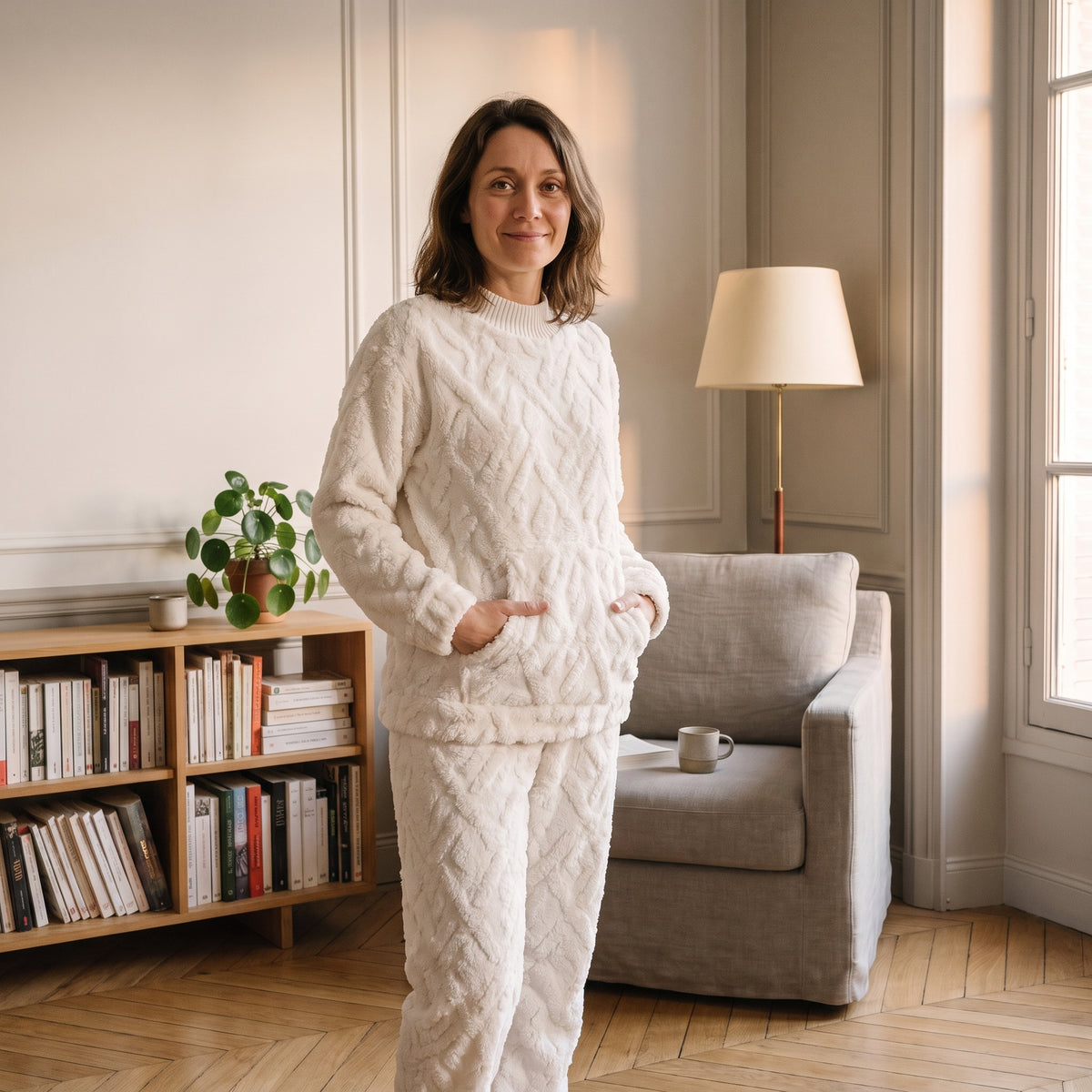 Mains glissées dans la poche du pyjama polaire blanc Image