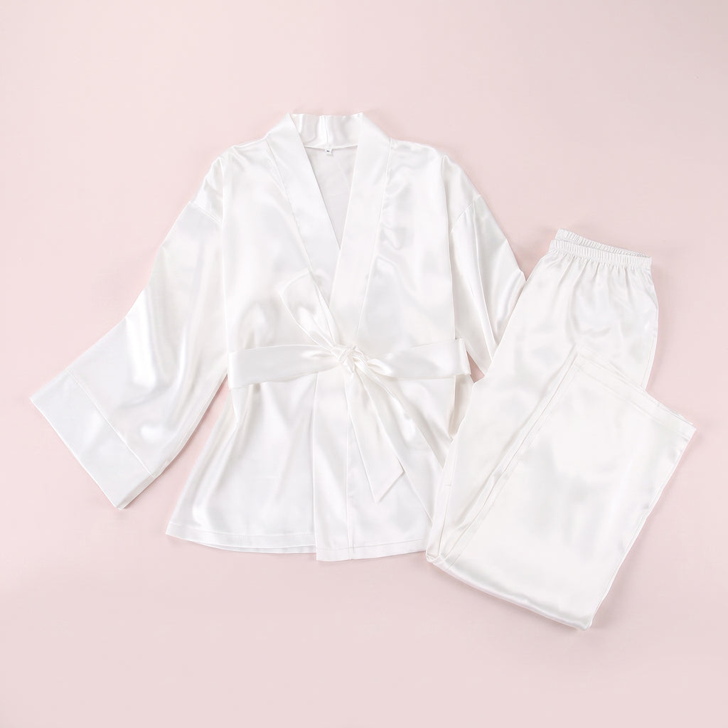 Ensemble pyjama satin blanc avec haut portefeuille à manches trois-quarts et pantalon ample