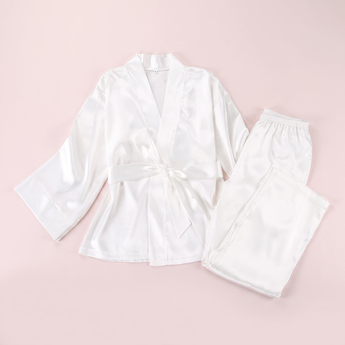 Ensemble pyjama satin blanc avec haut portefeuille à manches trois-quarts et pantalon ample