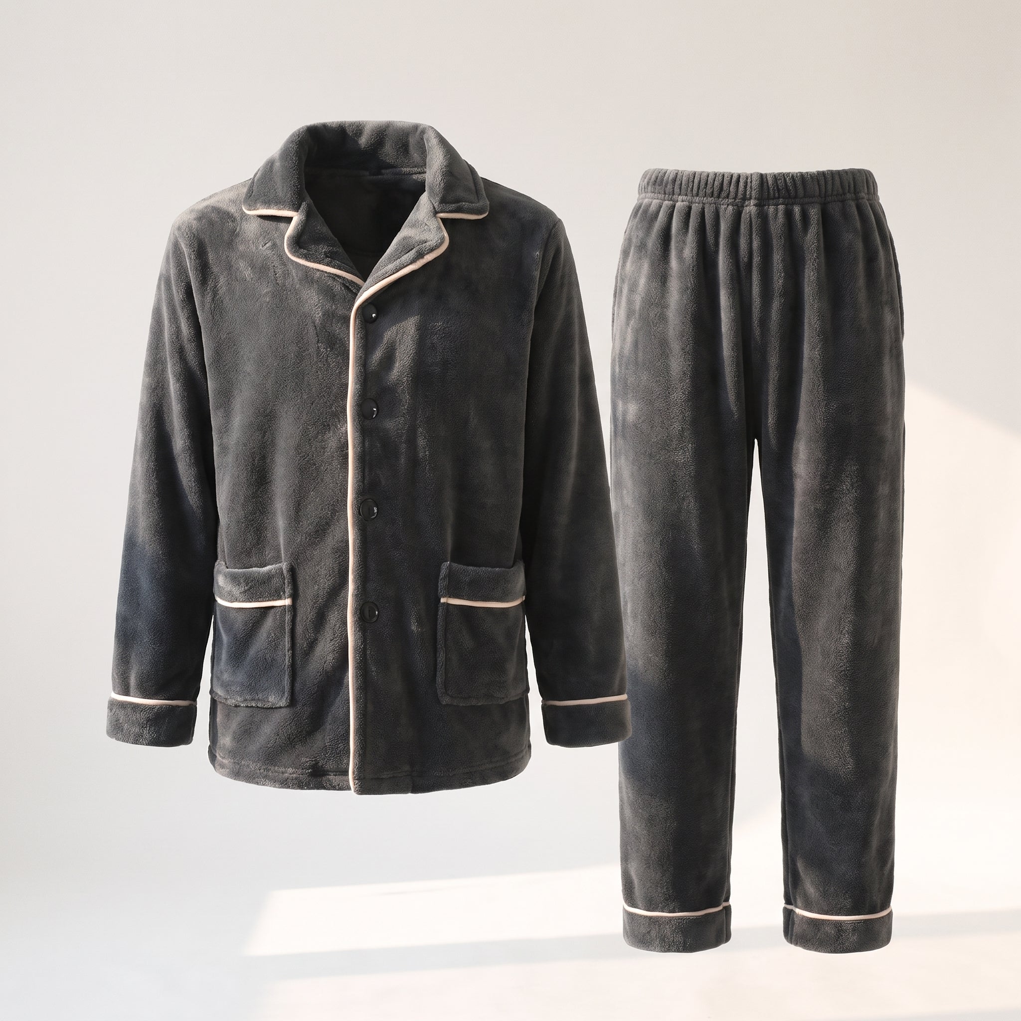 Haut et pantalon du pyjama homme gris présentés en volume sur fond clair Image
