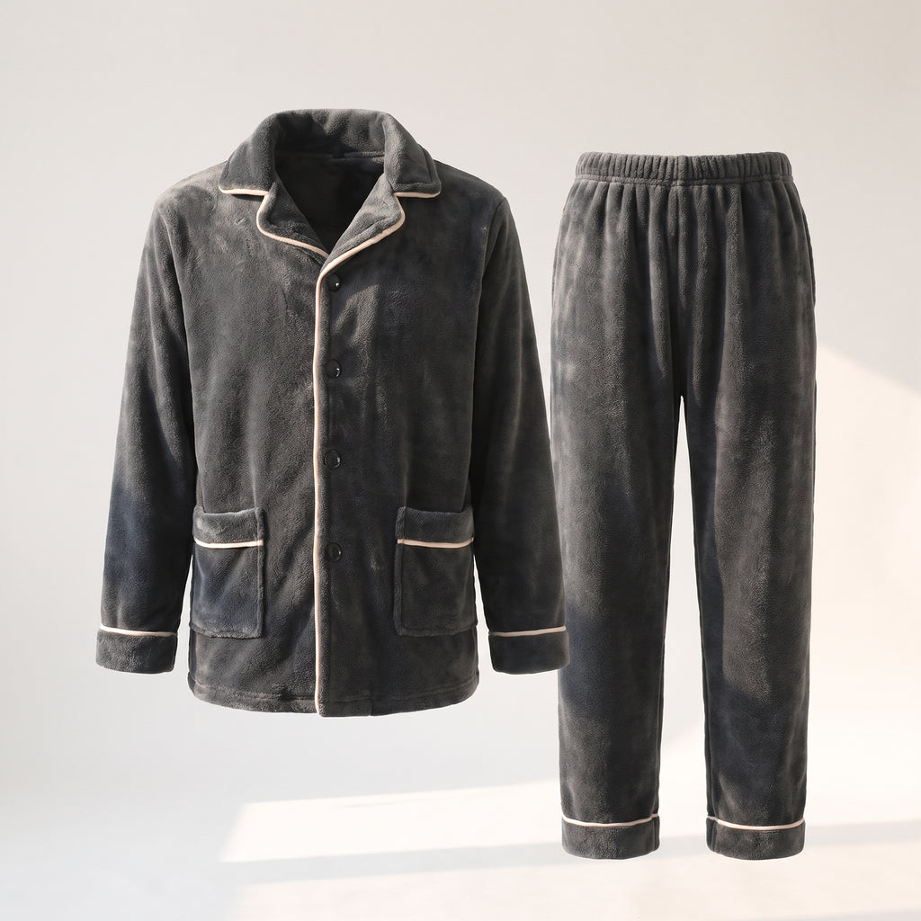Haut et pantalon du pyjama homme gris présentés en volume sur fond clair