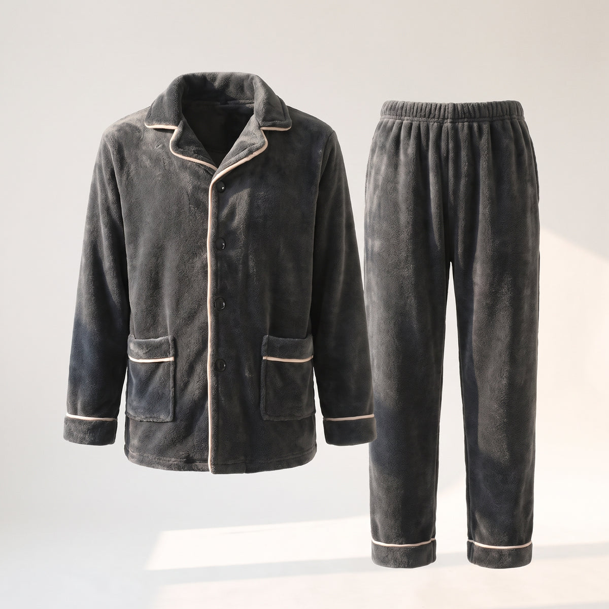 Haut et pantalon du pyjama homme gris présentés en volume sur fond clair