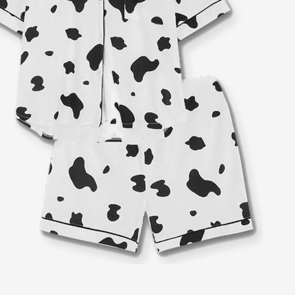 Vue rapprochée du short à passepoil du pyjama imprimé vache