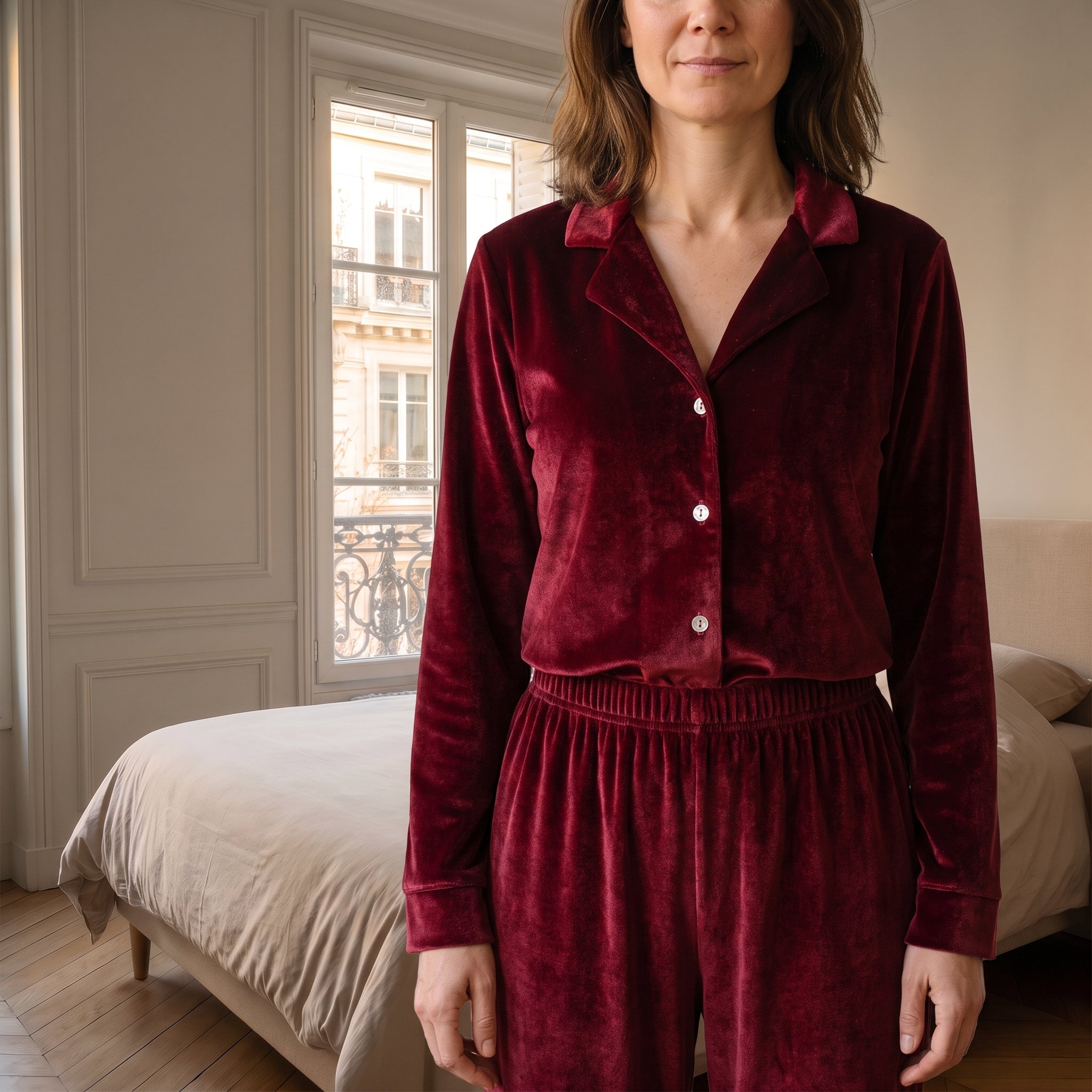 Détail du velours rouge bordeaux, col cranté et boutons nacrés du pyjama Image
