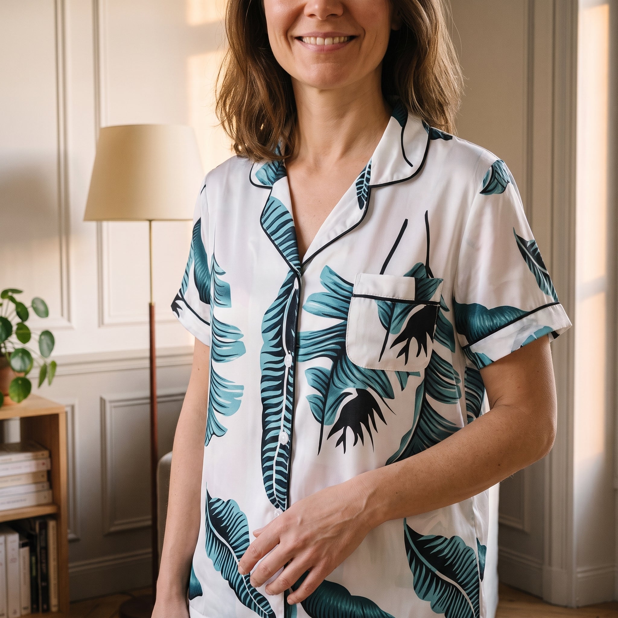 Col à revers, patte de boutonnage bordée d'un liseré et poche de poitrine de la chemise de pyjama en viscose Image