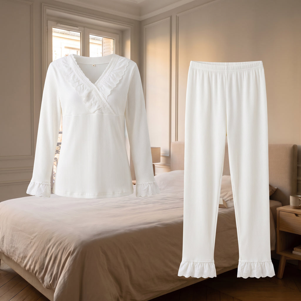 Haut et pantalon du pyjama blanc présentés ensemble