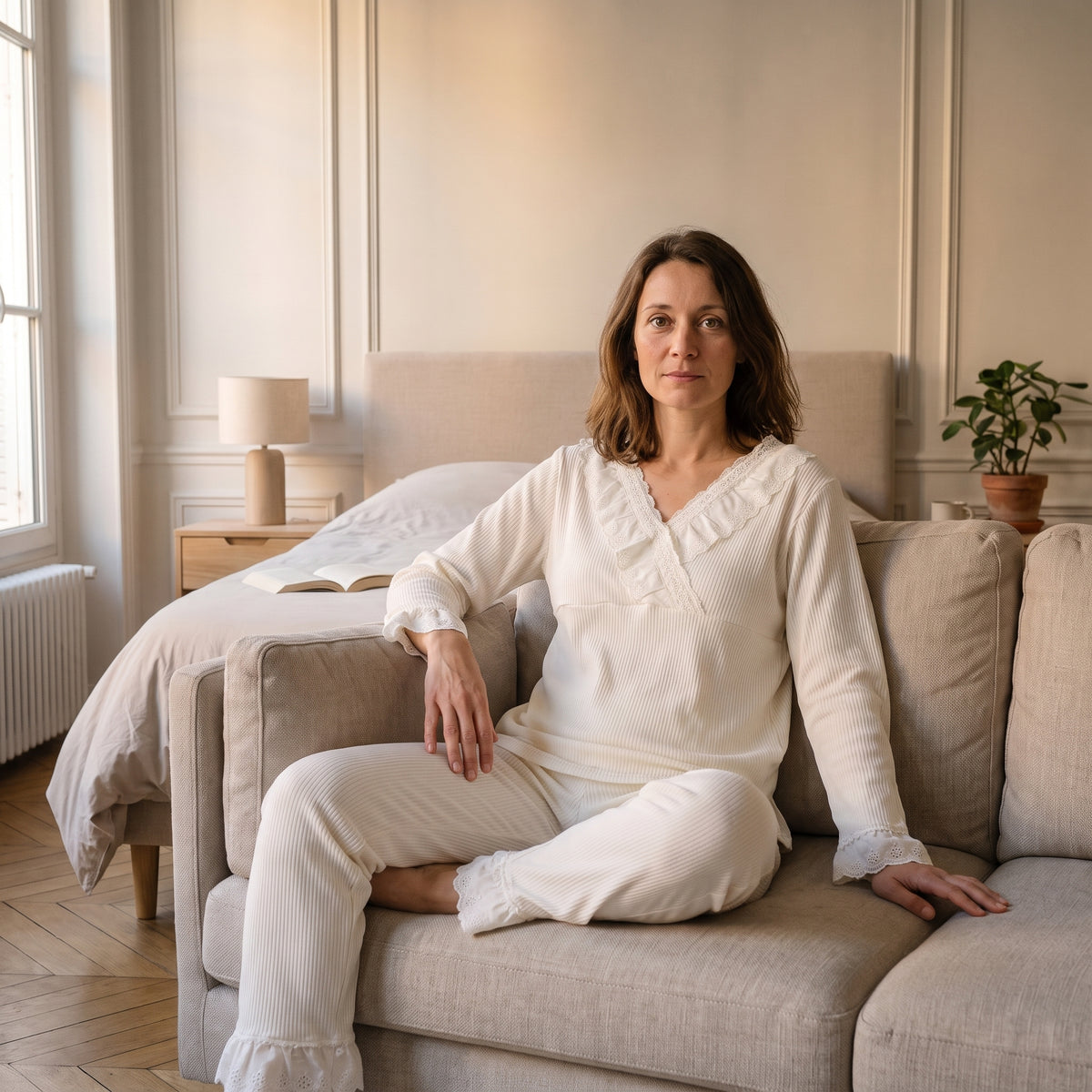 Femme assise portant le pyjama blanc à volants