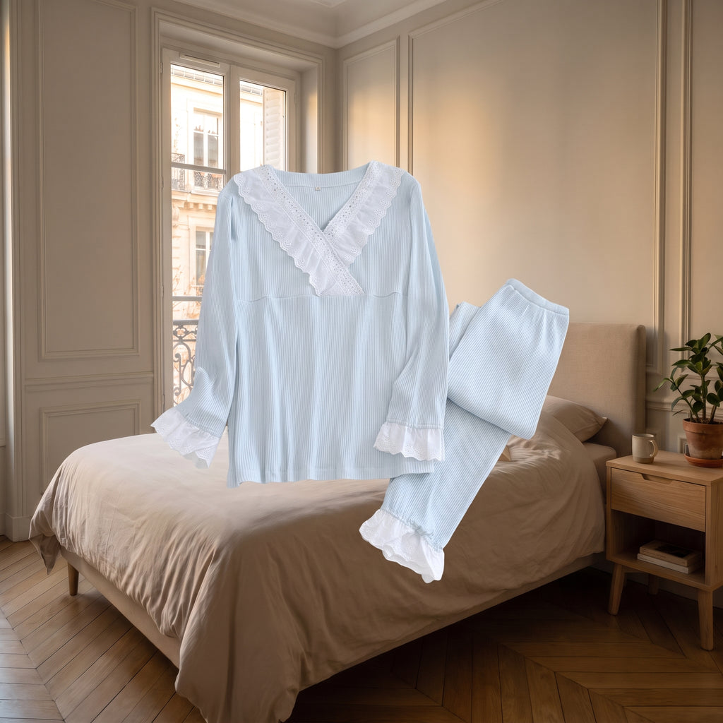 Haut et pantalon du pyjama bleu ciel présentés ensemble